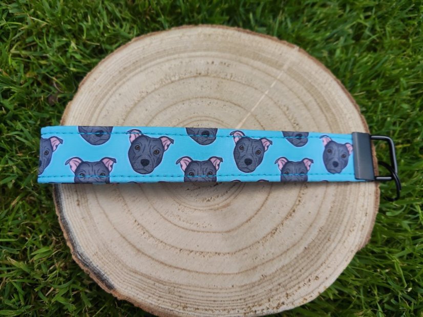 Postroj zapínání kolem krku Stafík