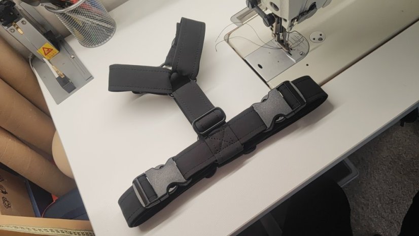 Postroj zapínání kolem krku Černý - ŠÍŘKA OBOJKU/POSTROJE: 3 CM, Velikost postroje: Do 60 cm obvodu hrudníku (včetně)